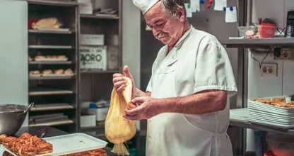 Nieuw SBS6-programma laat mensen met dementie werken in horeca