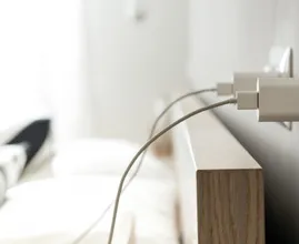 DARUM solltest du niemals mit deinem Smartphone-Auflader neben dir einschlafen... lebensgefährlich!