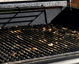Mit diesem Trick entfernst du auf deinem Grill angeklebte Essensreste ganz mühelos
