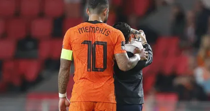 Boete en stadionverbod voor 13-jarige selfiemaker met Memphis Depay