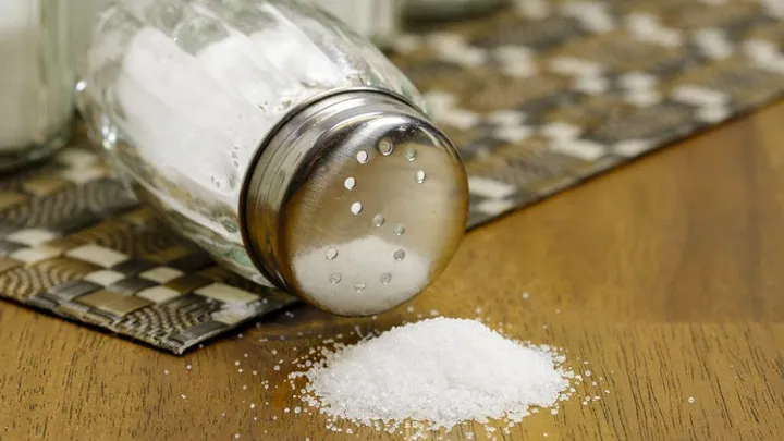 Dit is waarom je baking soda in een zoutvaatje zou moeten bewaren