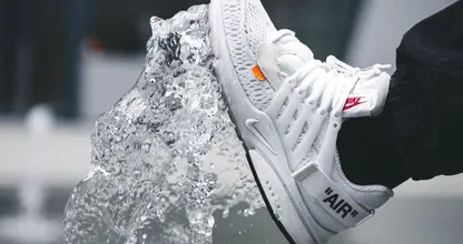 Met dit huismiddeltje zijn je sneakers binnen no-time weer spierwit