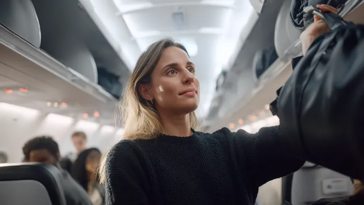 O comissário de bordo sussurrou: "Você precisa sair deste avião imediatamente" - O passageiro ficou chocado ao saber a verdade..