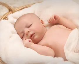 Die verblüffende Erklärung warum Babys beim Schlafen die Arme anwinkeln.