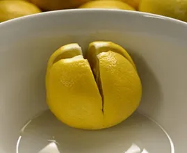 Taglia un limone e lo mette accanto al letto. Tutti noi dovremmo provare questo accorgimento!