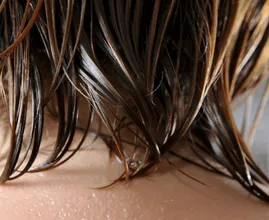 Você costuma ir para a cama com o cabelo molhado? É por isso que você NUNCA deve fazer isso!