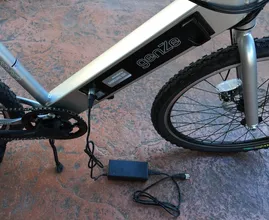Schokkend: kortsluiting accu in elektrische fiets veroorzaakt brand