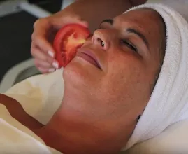 Wow! Sfrega una fetta di pomodoro sul viso e QUESTO potrebbe essere il risultato! Incredibile!