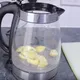 Aus diesem Grund solltest du ab und zu Zitronenscheiben in den Wasserkocher legen