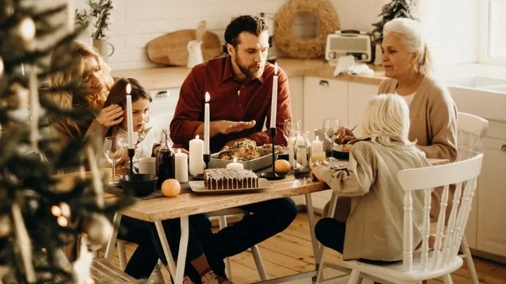 Maximaal drie gasten tijdens kerst? 1 op de 6 Nederlanders is niet van plan zich hieraan te houden