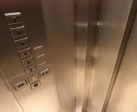 Dit is waarom je je altijd zo ongemakkelijk voelt in een lift