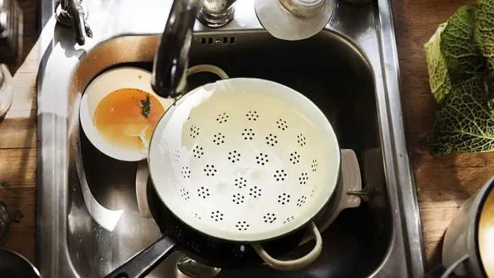 Vieze gootsteen? Met dit middeltje maak je 'm gemakkelijk schoon