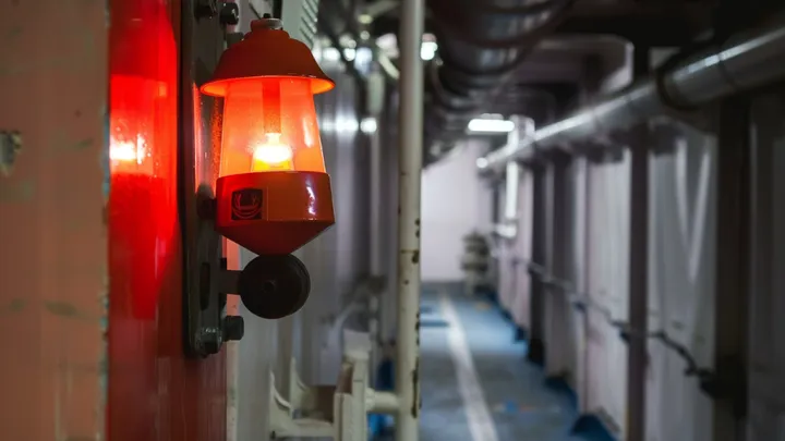 Containerschiff trifft auf Piraten - aber was der Kapitän als Nächstes tut, verblüfft sie alle!