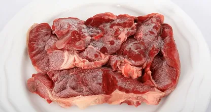 Vous avez oublié de décongeler votre viande à temps ? Grâce à cette astuce, ce sera fait en un tournemain !