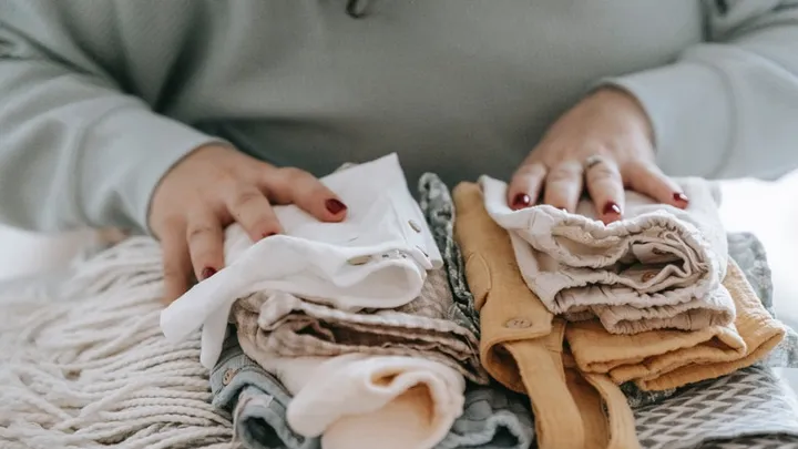 Zo verwijder je nare geurtjes uit kleding zonder het te wassen