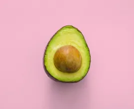 Handig: zó verwijder je de pit uit een avocado zonder mes
