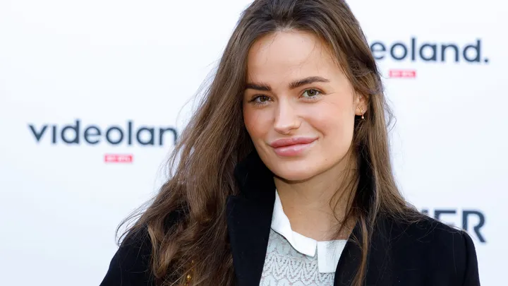 Loes slingert het nieuws de wereld in: zij en Douwe Bob verwachten een dochtertje