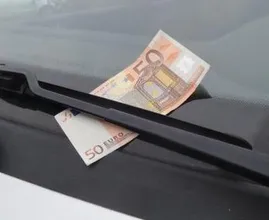 Wow! 50 Euro an deinem parkenden Auto! Mitnehmen? Das wäre ein großer Fehler...