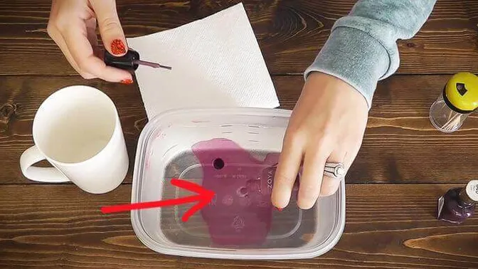 Ecco il motivo per cui si dovrebbe versare lo smalto per unghie in una ciotola di acqua calda