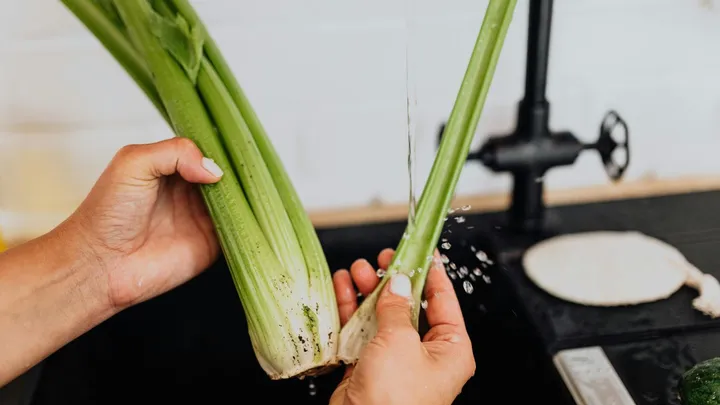 Groene held: dít zijn de vele gezondheidsvoordelen van bleekselderij