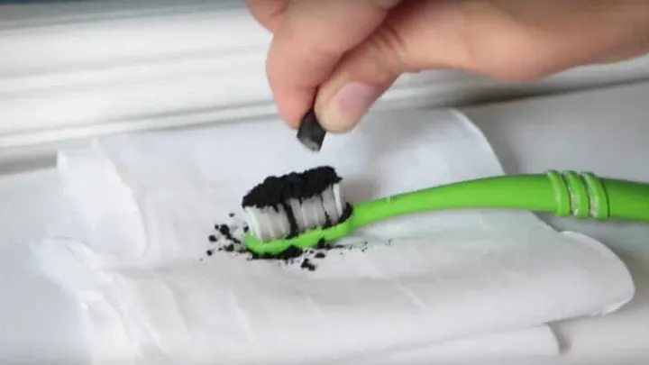 Quer se livrar dos dentes amarelos? Tente este truque incrível e seus dentes ficarão brancos e perolados!