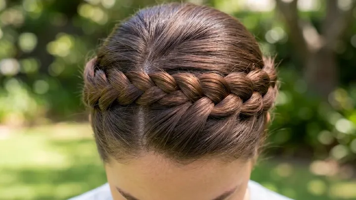 Narzędzia grzewcze niszczą włosy? Wypróbuj te eleganckie fryzury bez użycia ciepła!