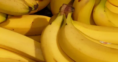 This simple trick will stop bananas going brown. This is so useful!
