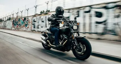 Aha! Dit is wat het trapgebaar van motorrijders betekent