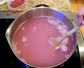 Zo maak je 2,5 liter wasmiddel voor nog geen 25 cent