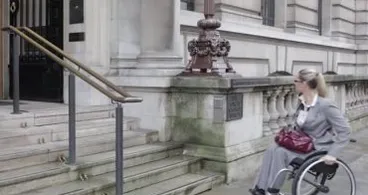 Deze dame in een rolstoel kon de trap niet op, maar kijk wat er gebeurt als ze op de knop drukt
