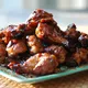 Estas piernas de pollo "pegajosas" adobadas en Licor 43 quedan como para chuparse los dedos