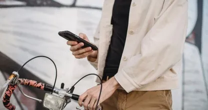 Ruim 850 boetes per week voor telefoongebruik op de fiets