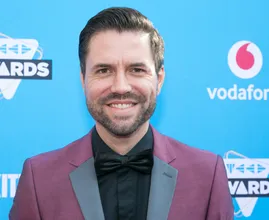 Simon Keizer verklaart waarom hij dochter Kiki in het Engels opvoedt