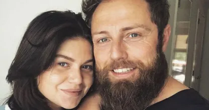 Roxeanne Hazes deelt emotioneel bericht over het moederschap: ‘Alle clichés zijn ineens waar’