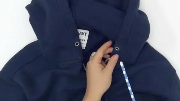 Super nervig, das Band aus der Kapuze vom Pulli ist herausgegangen.. Mit diesem Trick bekommst du es direkt wieder hinein!
