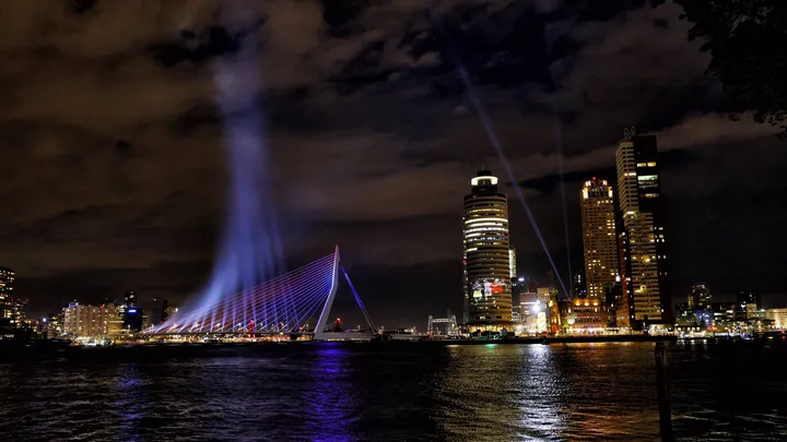 White Lives Matter-groep heeft actie met leuzen op Erasmusbrug opgeëist
