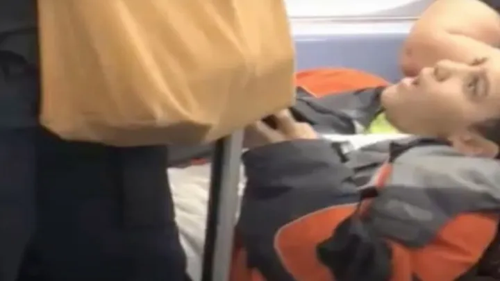 Un inconnu donne une leçon à un adolescent après qu’il ait refusé de bouger ses jambes sur le côté dans le métro