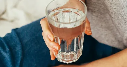 Handig: dit trucje met je vinger vertelt of je meer moet drinken
