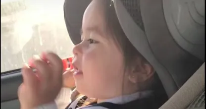 Deze moeder zet muziek aan en wat het kleine meisje dan doet.. Fantastisch!