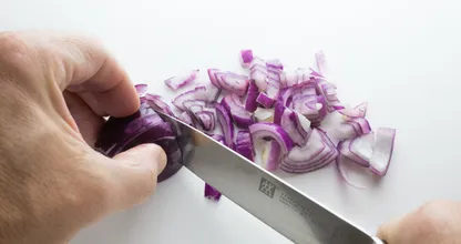 Zó snij je uien zonder te huilen
