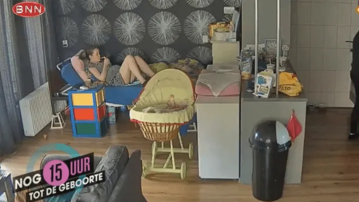Heel Nederland valt over deze twee tienermoeders in Vier Handen Op Eén Buik; zelfs tijdens de weeën roken ze door..
