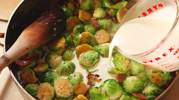Dit is de reden waarom je spruitjes altijd in melk moet koken!