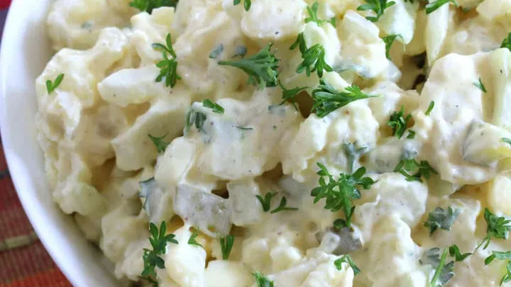 Mit diesem super einfachen Rezept bereitest du den aller leckersten Kartoffelsalat zu!