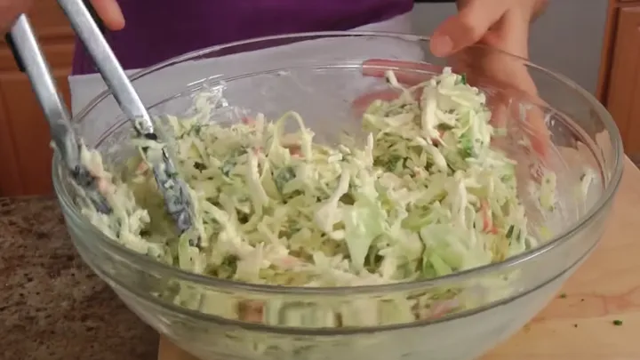 Mit DIESEM Rezept machst du den berühmten Kohlsalat von KFC! Lecker und gesund!