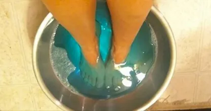 WOW: ze doet haar voeten in een badje met Listerine, moet je het effect eens zien!