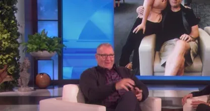 Ed O'Neill de Modern Family n'a pas réalisé avec qui il posait sur cette photo.