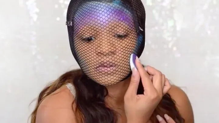 WOW: Moet je zien wat er gebeurt als deze vrouw een visnetpanty over haar hoofd trekt! Ongelofelijk mooi dit!