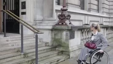 Deze dame in een rolstoel kon de trap niet op, maar kijk wat er gebeurt als ze op de knop drukt