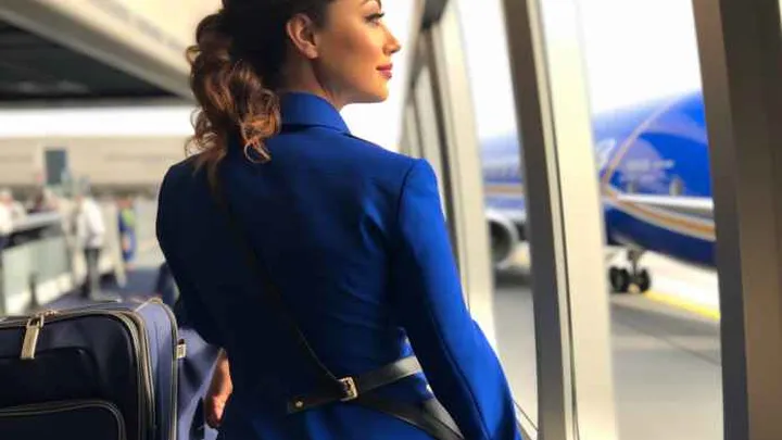 Una Azafata Ve a Su Marido en el Avión - Pero Se Da Cuenta de un Detalle Sorprendente