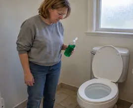 Warum schütten die Leute nachts Spülmittel in ihre Toilette? Schauen wir uns das einmal genauer an...